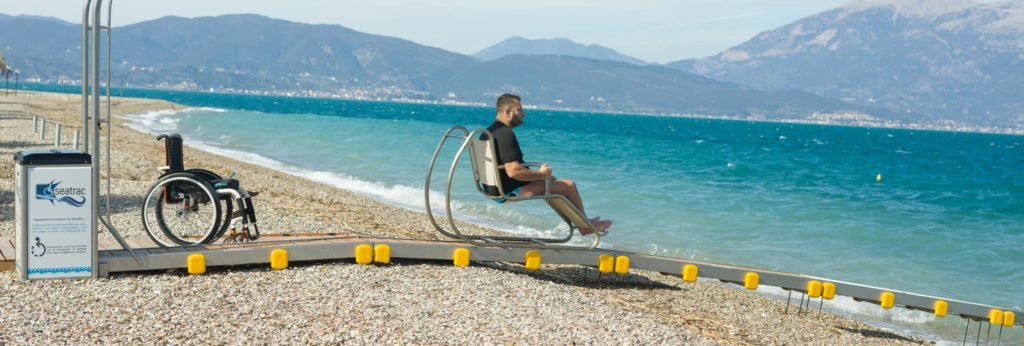 Ein Mann fährt auf dem Seatrac Richtung Meer, barrierefrei
