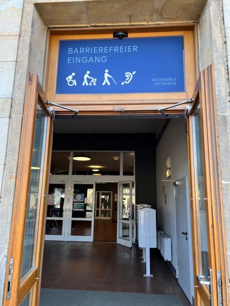 Reportage Barrierefreier Fußball: Der Eingang in Leipzig