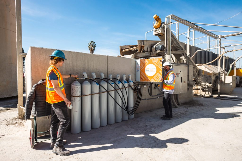 Die Techniker von Heirloom und CarbonCure speichern atmosphärisches CO2 in aufbereitetem Wasser bei Central Concrete.