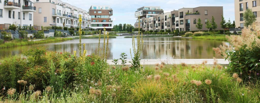 Quartier 52° Nord mit seinem großen Wasserbecken als Aspekt der Schwammstadt