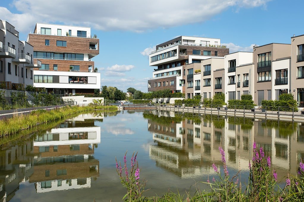 Quartier 52° Nord und sein Wasserbecken, das sich mit Regenwasser füllt