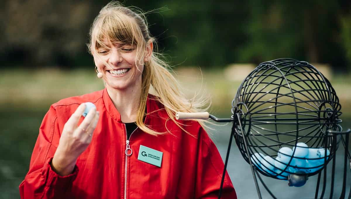 Mein Grundeinkommen verlost jährlich über 200 Grundeinkommen. Hier zieht Christiane die Zahlen auf dem Kongress der Gesellschaft. ©Fabian Melber