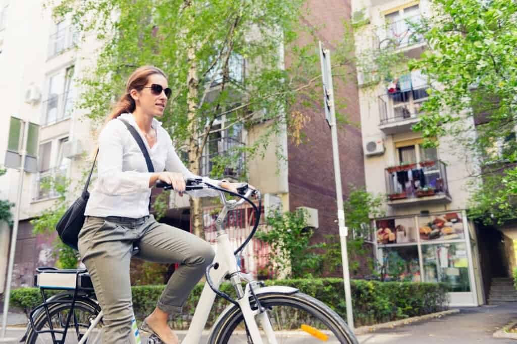 Unsere Redakteurin Lara schaut sich an, wie sich Nachhaltigkeit in den Bereichen Lebensmittel, Wohnen, Mobilität und Fashion günstig umsetzen lässt.