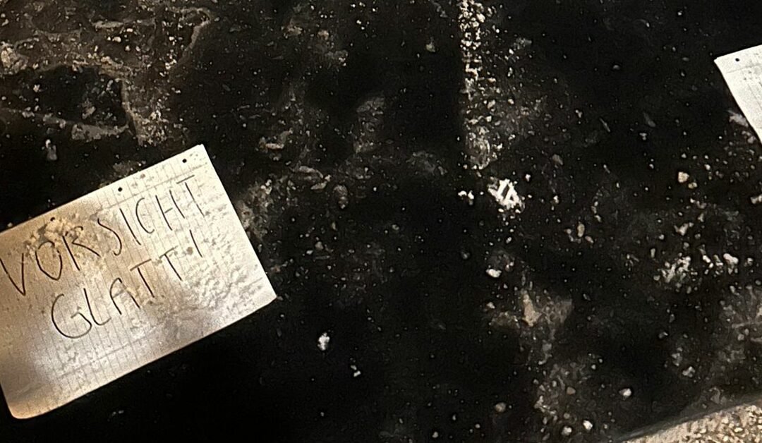 Wie Schilder einer unbekannten Person dem Ausrutschen vorbeugen