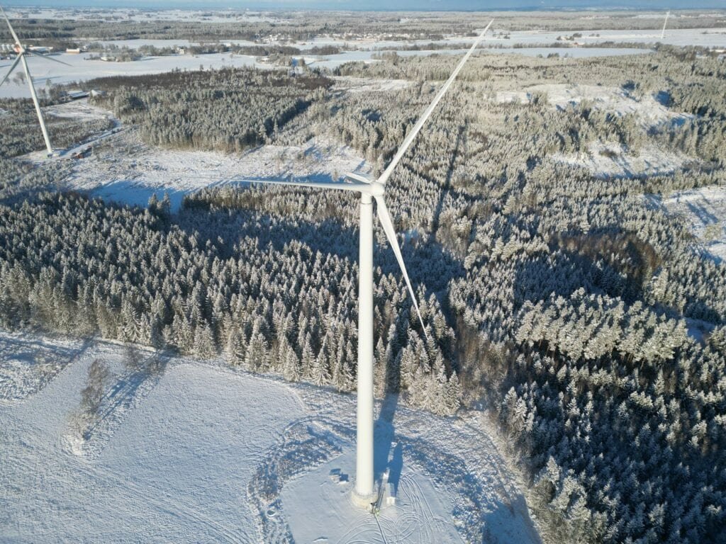 Eine Windkraftanlage aus Holz ermöglicht Ressourcenschonung und Energieeffizienz dank modularem Aufbau.