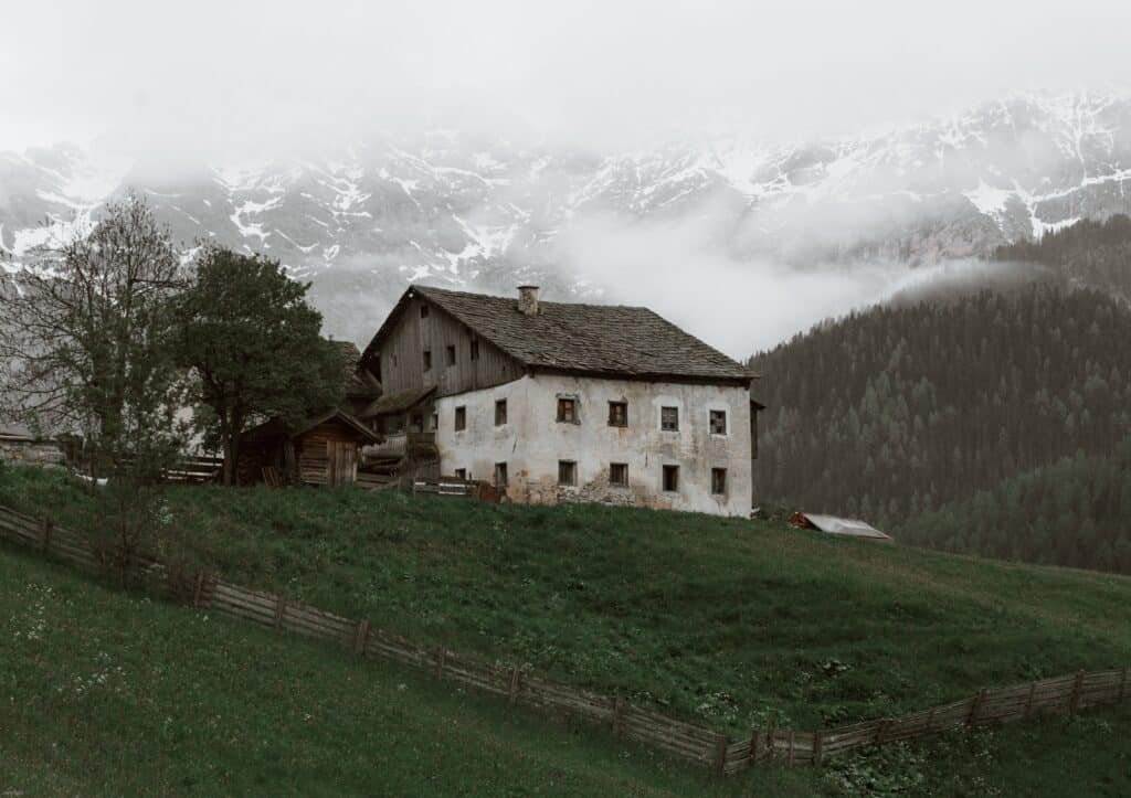 Verlassenes Haus auf dem Land 