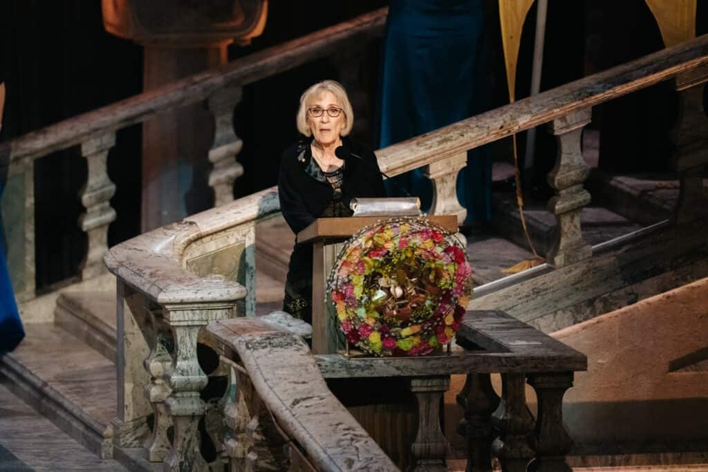 Erstmals gewinnt eine Frau alleine den Alfred-Nobel-Gedächtnispreis für Wirtschaftswissenschaften.