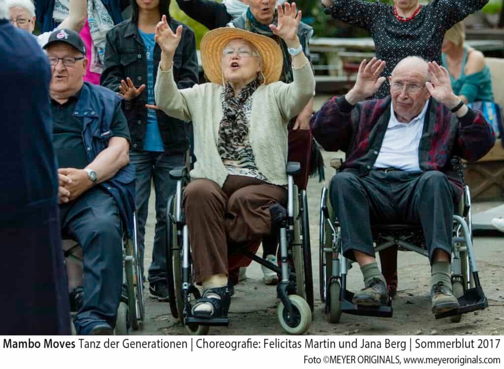 Was bedeutet es mobil im Alter zu sein? Die Mambo Moves verändern die Sicht auf “unvermeidliche” Gebrechen. Choreografin Fe Martin erzählt.