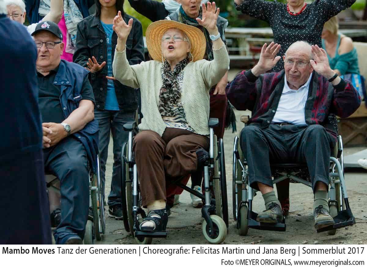 Was bedeutet es mobil im Alter zu sein? Die Mambo Moves verändern die Sicht auf “unvermeidliche” Gebrechen. Choreografin Fe Martin erzählt.