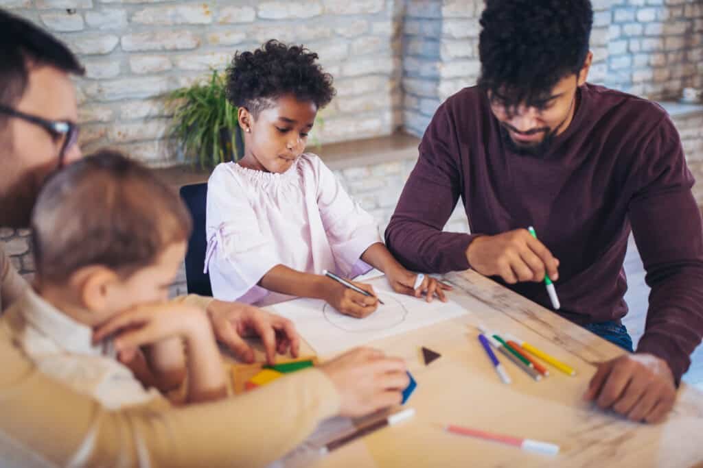 In gleichgeschlechtlichen Beziehungen müssen nicht-biologische Mütter ihr Kind bald nicht mehr adoptieren. Damit werden die Regeln der Abstammung für homo- und heterosexuelle Paare angeglichen.