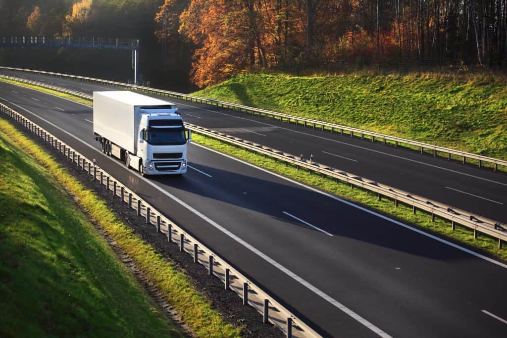 Die Logistik-Branche steht unter großem Druck. Während das Gütervolumen steigt, sieht die Europäische Union vor, dass die Emissionen bis 2030 stark sinken müssen. Der CEO des Smart Freight Centre Christoph Wolff erklärt uns, wo sich die Branche gerade befindet und warum er trotz großer Herausforderungen zuversichtlich ist.