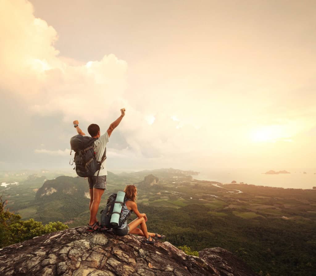 Wandern ermöglicht nicht nur atemberaubende Aussichten, sondern hilft auch beim Stressmanagement und fördert die Gesundheit.