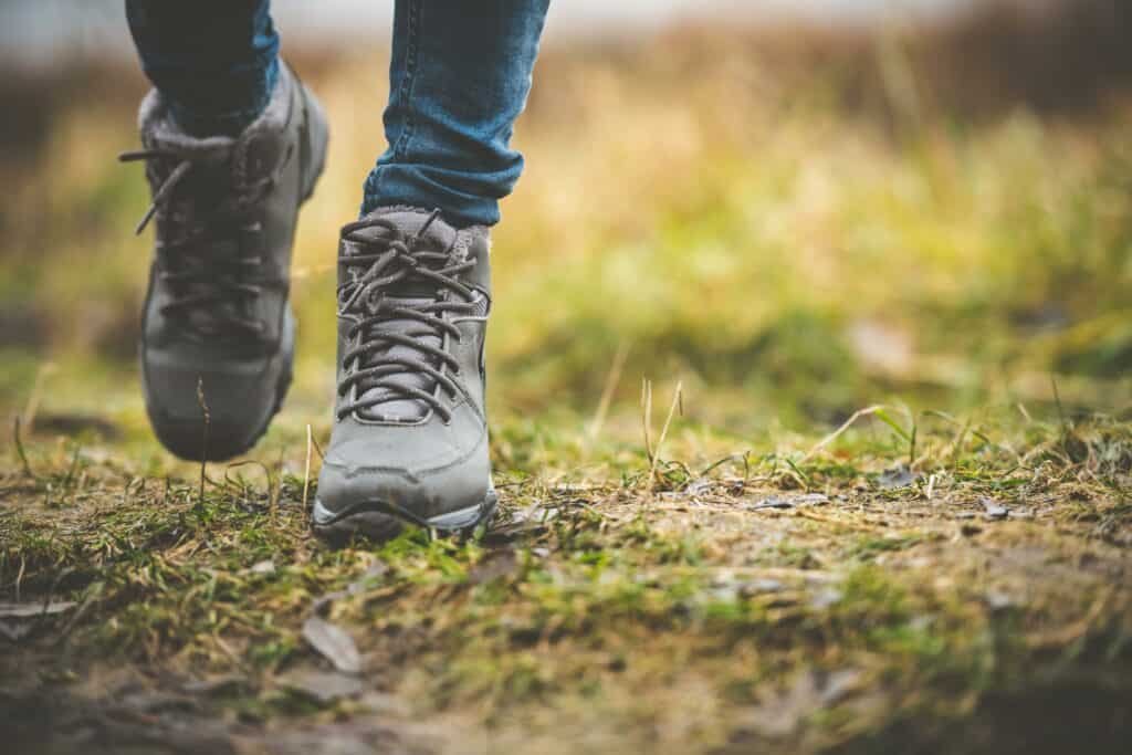 Wandern ermöglicht nicht nur atemberaubende Aussichten, sondern hilft auch beim Stressmanagement und fördert die Gesundheit.