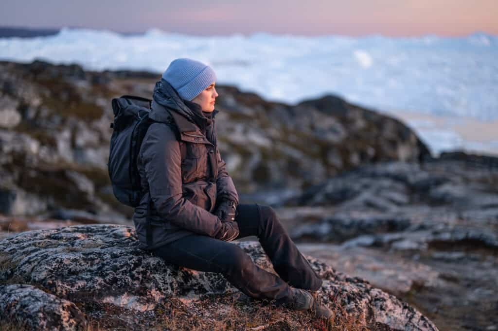 Louisa Schneider in der Abendsonne vor dem Geltscher Sermeq Kujalleq / Quelle: Markus Mauthe