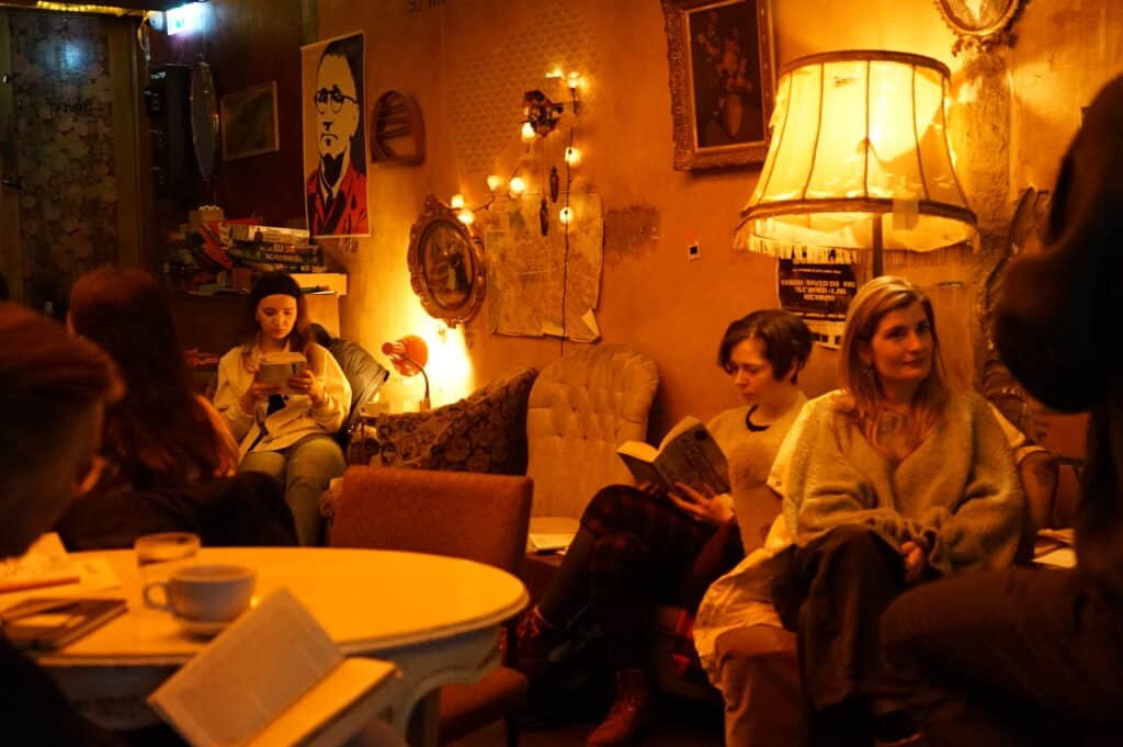 The Offline Club organisiert Treffen, bei denen man sich ganz auf sich und seine Mitmenschen konzentrieren kann – ohne digitale Ablenkung.