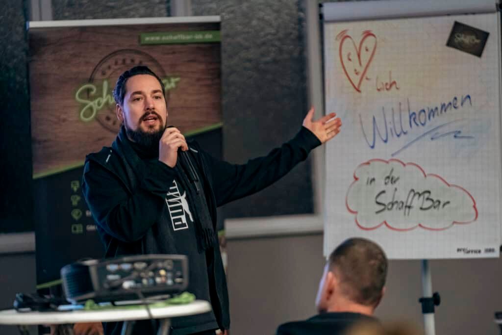 
In unserer Serie „Nachbarn für Nachbarn” stellen wir euch regelmäßig Nachbarschaftsprojekte vor, die von der nebenan.de Stiftung gefördert werden. In Folge 5 geht es um “Es ist SchaffBar, Herr Nachbar!” - eine offene Werkstatt zum Reparieren, Werken, Gestalten in Böblingen in Baden-Württemberg.