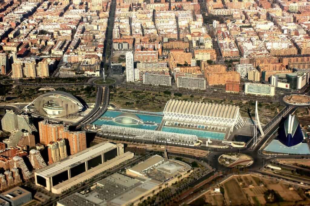 Die spanische Stadt Valencia plant, tausende Solarmodule auf Friedhöfen zu installieren. Damit sollen jährlich 440.000 Kilowatt Strom gewonnen werden, ohne die ursprüngliche Nutzung der Friedhöfe zu beeinträchtigen. Die spanische Stadt Valencia plant, tausende Solarmodule auf Friedhöfen zu installieren. Damit sollen jährlich 440.000 Kilowatt Strom gewonnen werden, ohne die ursprüngliche Nutzung der Friedhöfe zu beeinträchtigen.