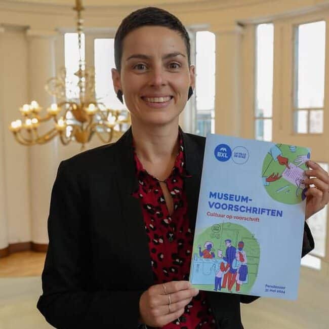Delphine Houba mit einem Flyer: Museum auf Rezept