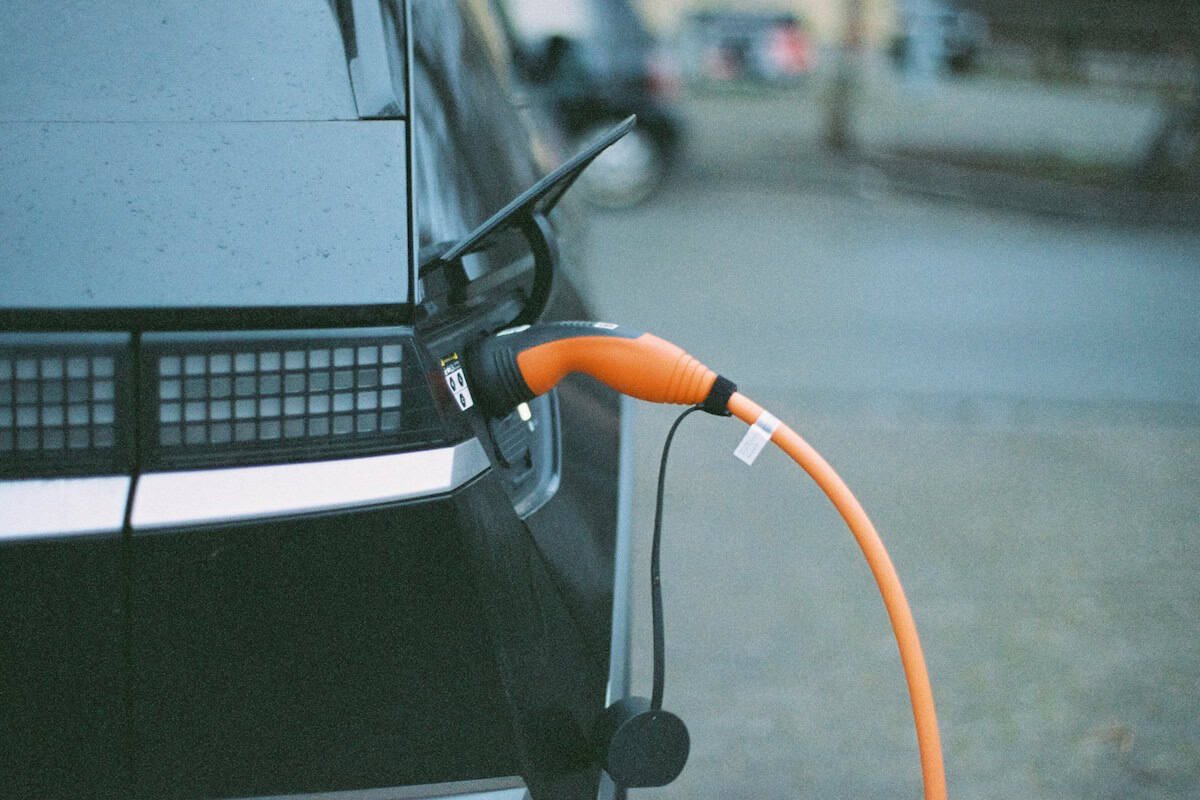 Weltweit steigt die Zahl an Elektroautos; 20 dänische Schulen starten später, um Lernergebnisse zu verbessern; und Ehrenamtliche retten ein Freibad im Schwarzwald: Hier kommt unsere neue Ausgabe