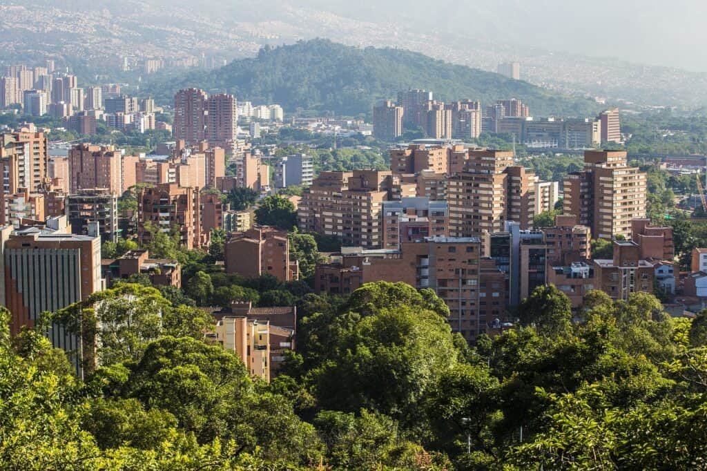 Noch vor 20 Jahren war Medellín im Ausland vor allem für seine Drogenkriminalität bekannt. Doch seit einigen Jahren macht sich die Stadt mit innovativen Klimalösungen einen Namen. Mit ihren „Grünen Korridoren” hat sie hunderttausende Pflanzen und Bäume gepflanzt, die Temperaturen gesenkt und die Luftqualität verbessert.