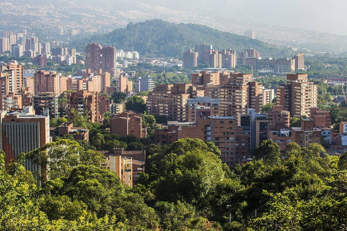 Noch vor 20 Jahren war Medellín im Ausland vor allem für seine Drogenkriminalität bekannt. Doch seit einigen Jahren macht sich die Stadt mit innovativen Klimalösungen einen Namen. Mit ihren „Grünen Korridoren” hat sie hunderttausende Pflanzen und Bäume gepflanzt, die Temperaturen gesenkt und die Luftqualität verbessert.