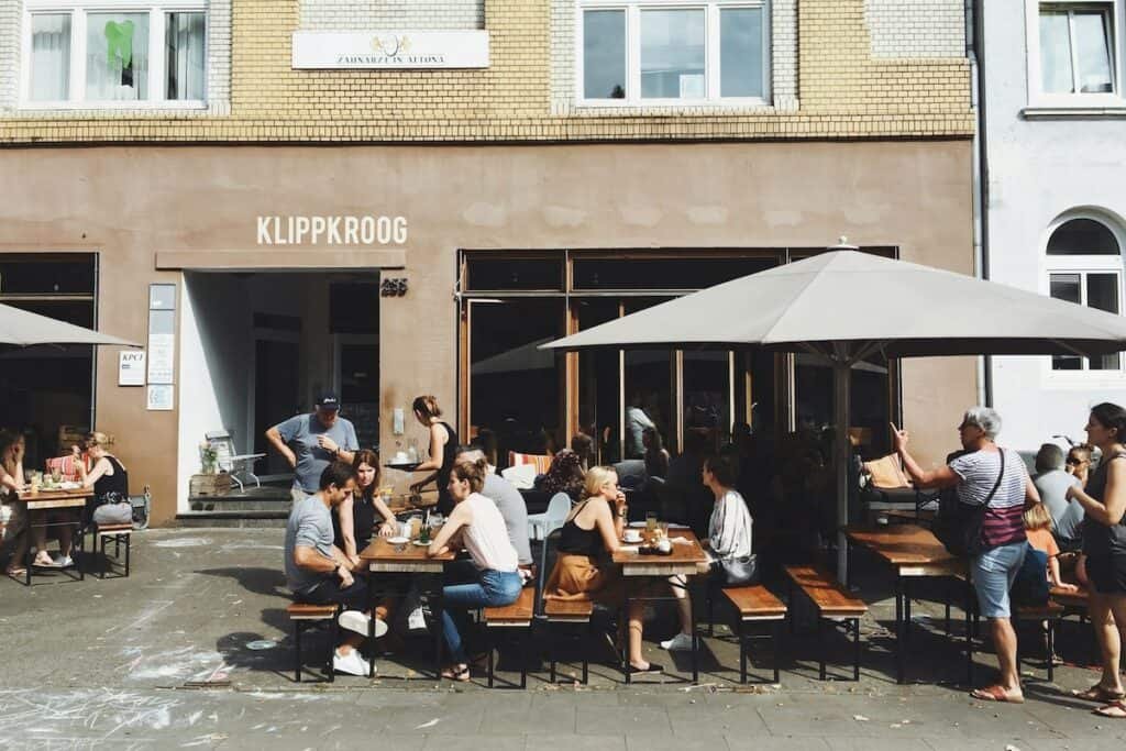 Die Lebenszufriedenheit in Deutschland ist deutlich gestiegen; ein ukrainisches Start-up stellt Papier aus altem Laub her; und kostenlose Fahrräder verbessern die Bildungschancen für Mädchen und junge Frauen in Indien: Hier kommt der Überblick über die neuesten lösungsorientierten Nachrichten, zusammengestellt von unserem Partner Squirrel News.