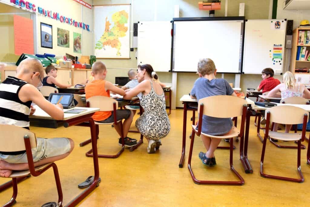 Das Startchancen-Programm für Schulen soll einem Gutachten zufolge langfristig Milliarden einbringen; Mecklenburg-Vorpommern erleichtert Asylsuchenden den Arztbesuch; und in Weimar lernen blinde Menschen Klavierspielen