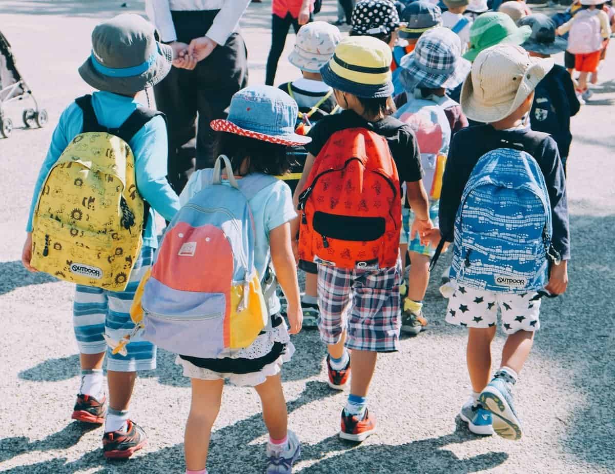 Weltweit besuchen immer mehr Kinder und Jugendliche eine Schule; Schweden zeigt, wie sich Wirtschaftswachstum und CO2-Ausstoß entkoppeln lassen; und die Stadt Lyon verschenkt wegen extremer Hitze Kinotickets an sozial benachteiligte Menschen