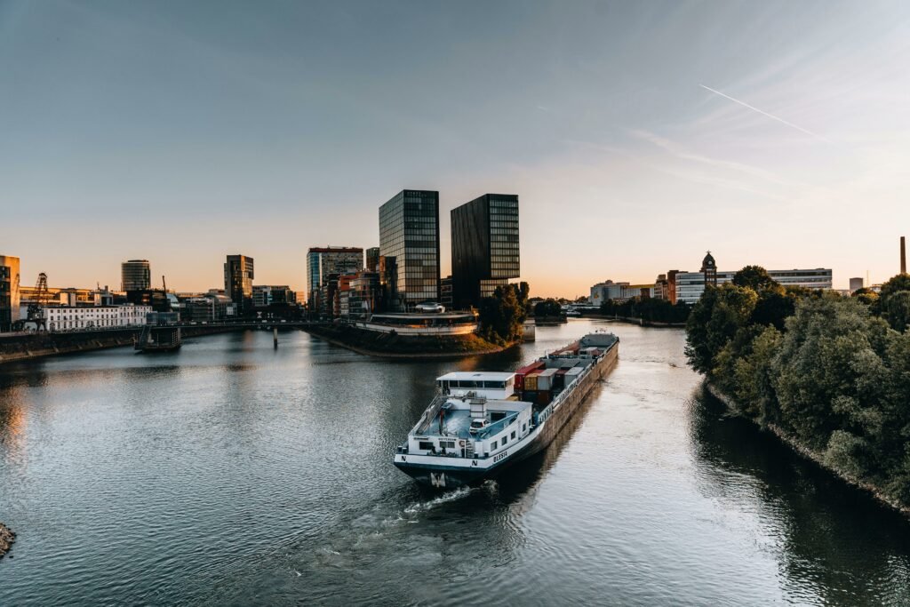 Wie Pflanzinseln und schwimmende Gärten den Rhein schützen