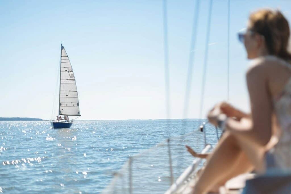 Frau in Schweden auf Boot