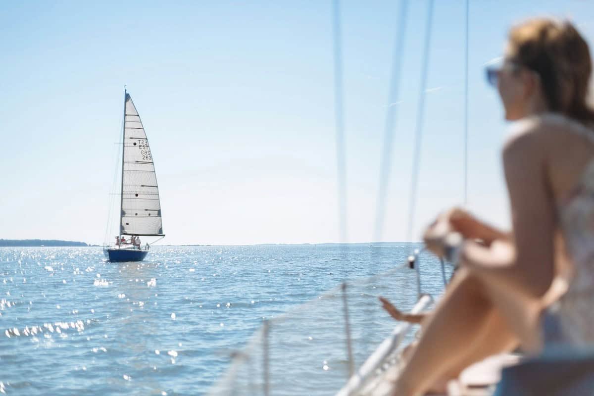 Frau in Schweden auf Boot