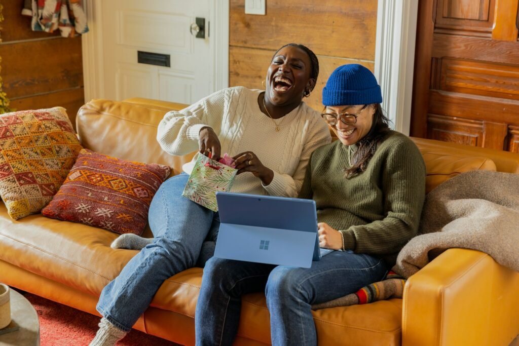 Menschen freuen sich vor dem Laptop