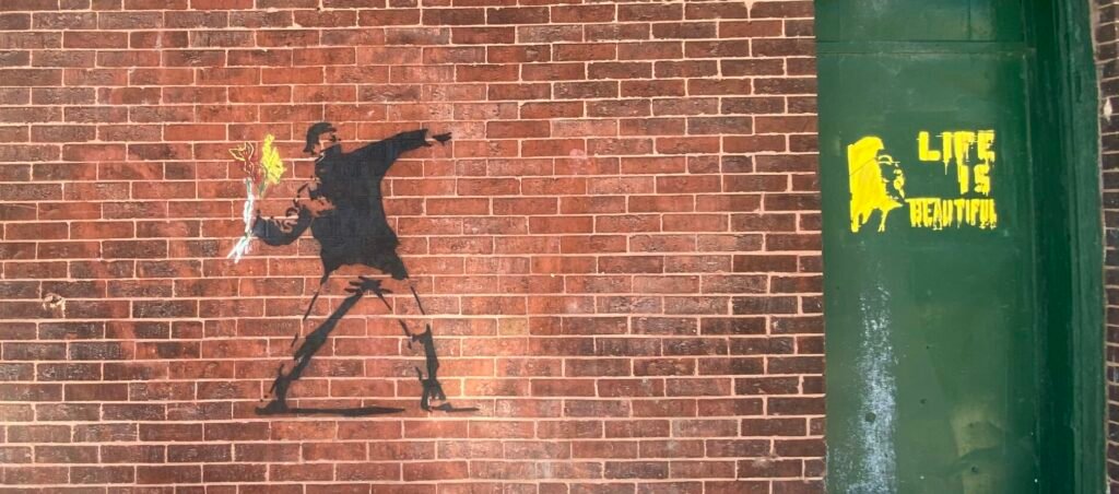 Die Forschung zeigt: Gewaltfreier Widerstand war im letzten Jahrhundert erstaunlich erfolgreich. Warum 3.5 Prozent der Bevölkerung entscheidend sein können – und wie gewaltfreier Widerstand angesichts zunehmender Repression auch heute Erfolg haben kann.