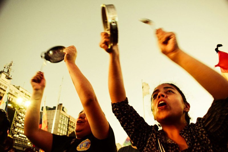 Pots and Pans-Proteste: Ob in Venezuela, Myanmar, Island oder im Senegal - Töpfe und Pfannen sind weltweit zum Mittel des friedlichen Protests geworden. Vom Siegeszug einer innovativen Widerstandspraxis. 