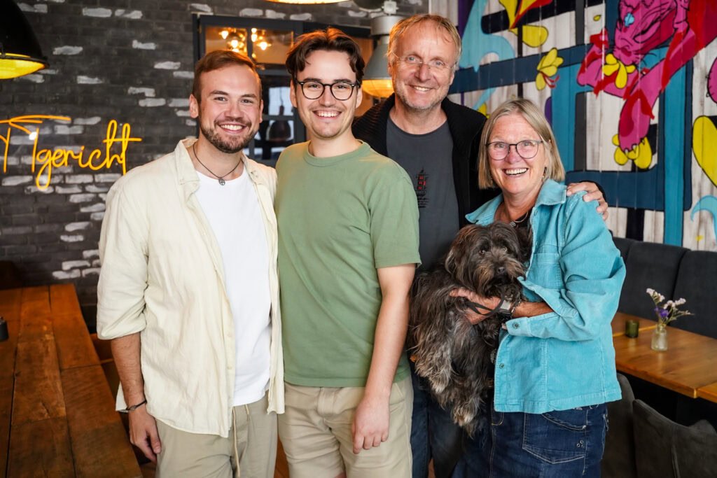 Im Unperfekthaus in Essen: Reinhard Wiesemann, Monika Rintelen und die Gründer des Good News Magazins David Gaedt und Florian Vitello