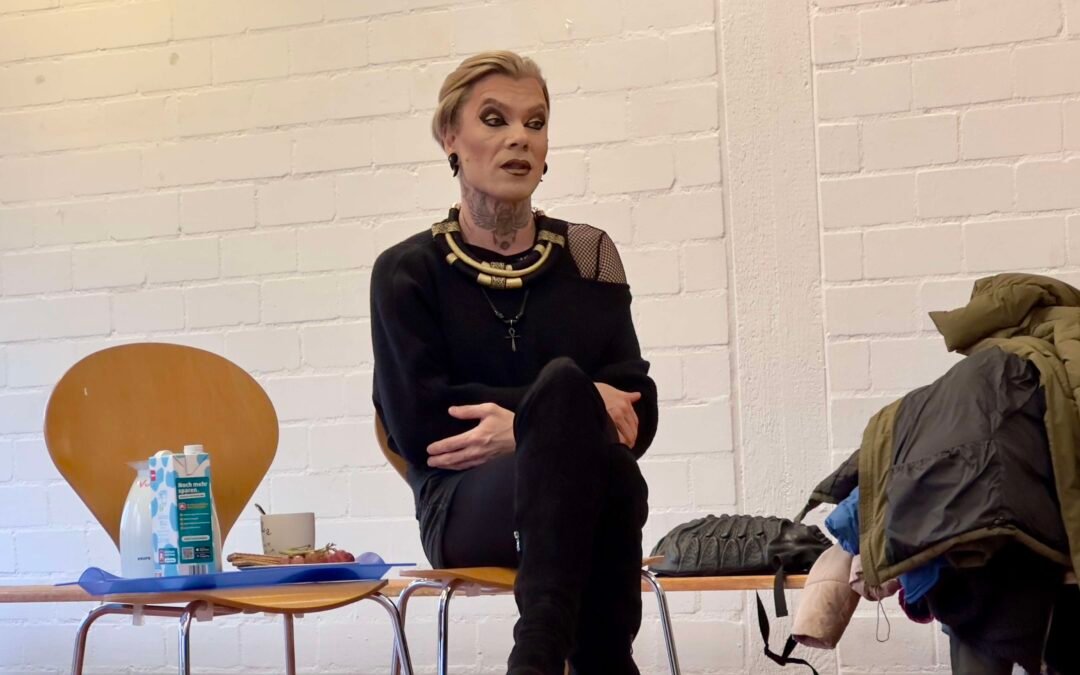 Dragqueen ‘Veuve Noire’ begeistert im SOS-Kinderdorf Niederrhein