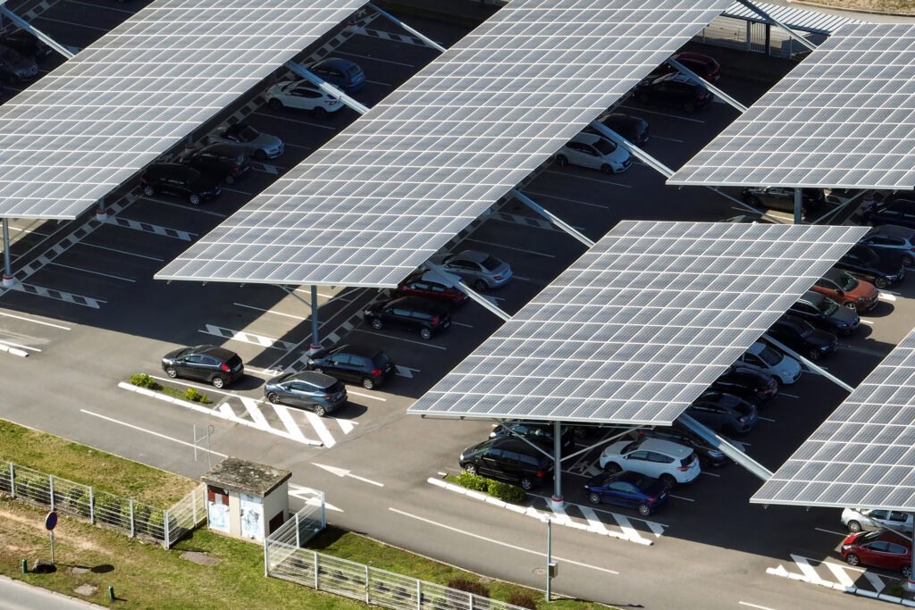 Seit 2023 müssen größere Parkplätze in Frankreich mit Solar überdacht sein. Bald könnte durch die Solarpflicht so viel Strom erzeugt werden wie mit 10 Atomkraftwerken.