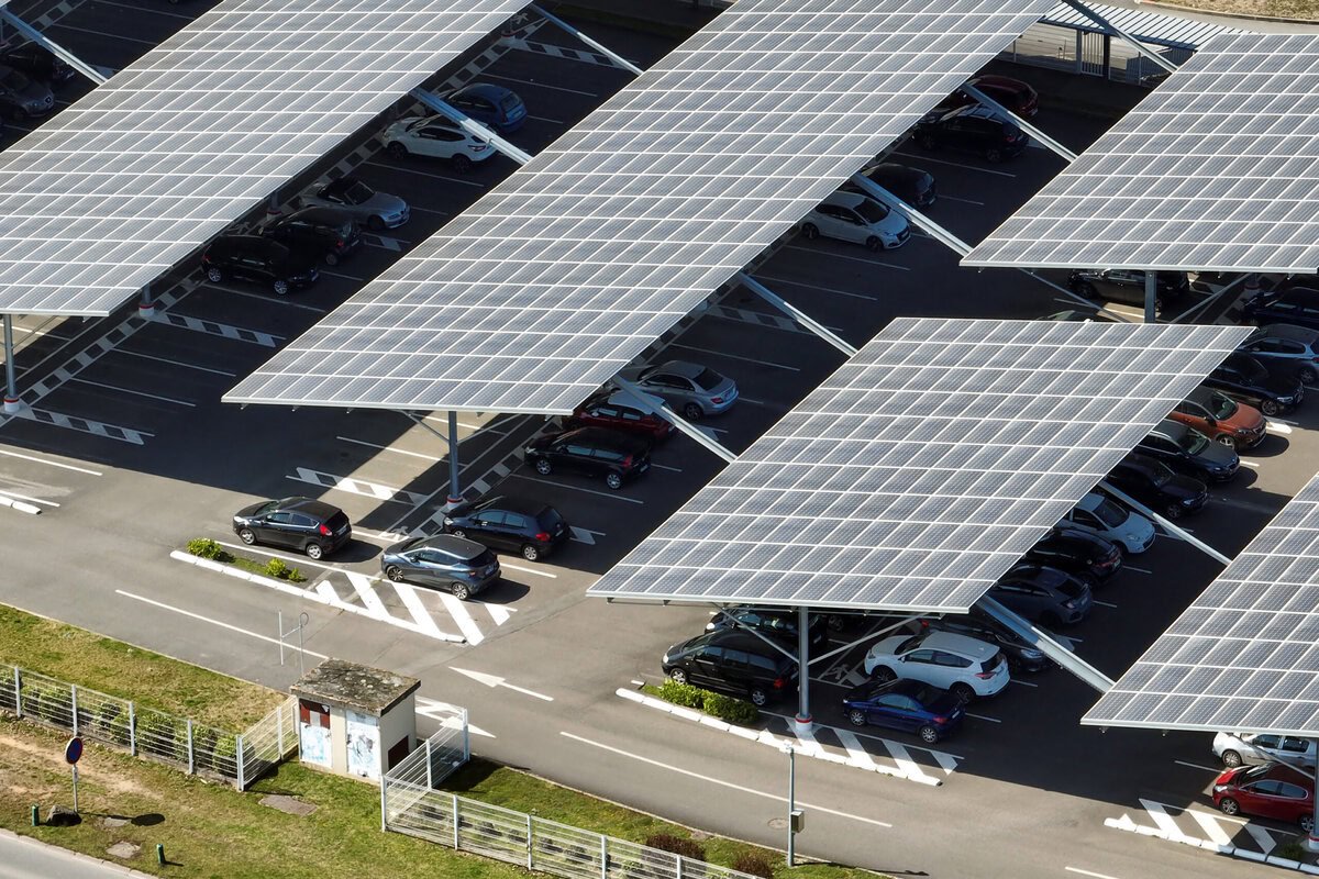 Seit 2023 müssen größere Parkplätze in Frankreich mit Solar überdacht sein. Bald könnte durch die Solarpflicht so viel Strom erzeugt werden wie mit 10 Atomkraftwerken.