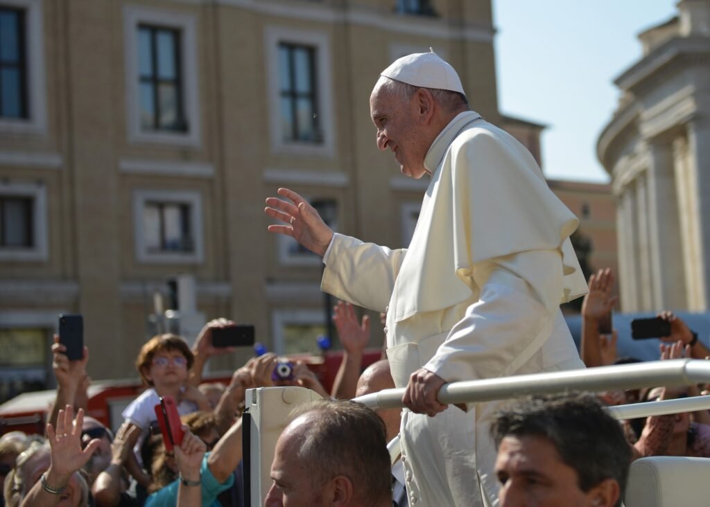 Homosexuelle Männer dürfen Priester werden in Italien.