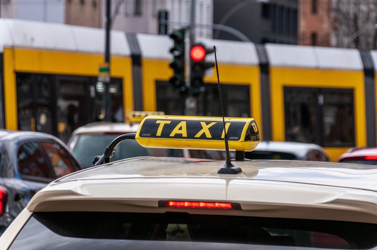 Die Stadt Köln feiert den gelungenen Start ihres Pilotprojekts für Nacht-Taxi-Gutscheine. Mit der Aktion sollen Frauen und diverse Personen sicherer durch die Nacht kommen.