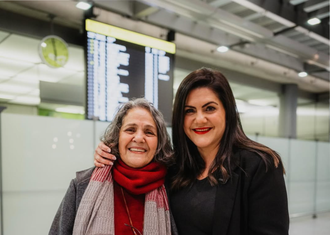 Zu sehen sind Nahid Taghavi und ihre Tochter Mariam Claren