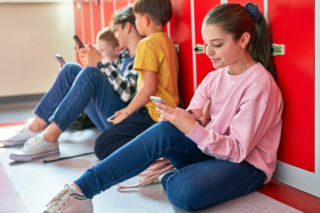 Kinder mit Handy in Schule
