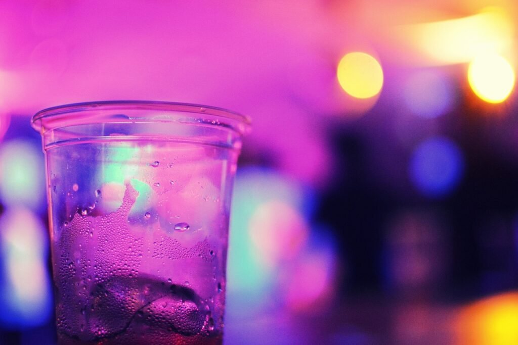 Vier Schülerinnen aus Neumünster haben eine Methode entwickelt, um K.-o.-Tropfen in Getränken sichtbar zu machen. Mit ihrer Idee wollen sie zu mehr Sicherheit auf Partys beitragen.