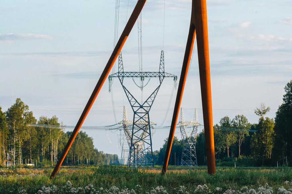 Neuer Strommast in Estland