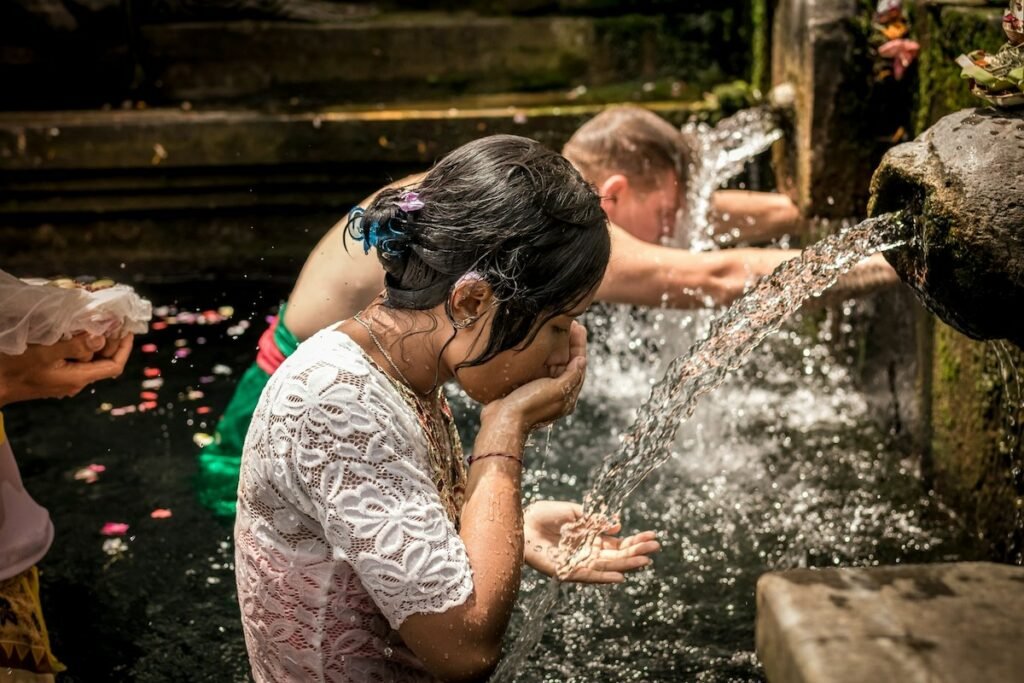 Trinkwasser aus Brunnen, Mädchen