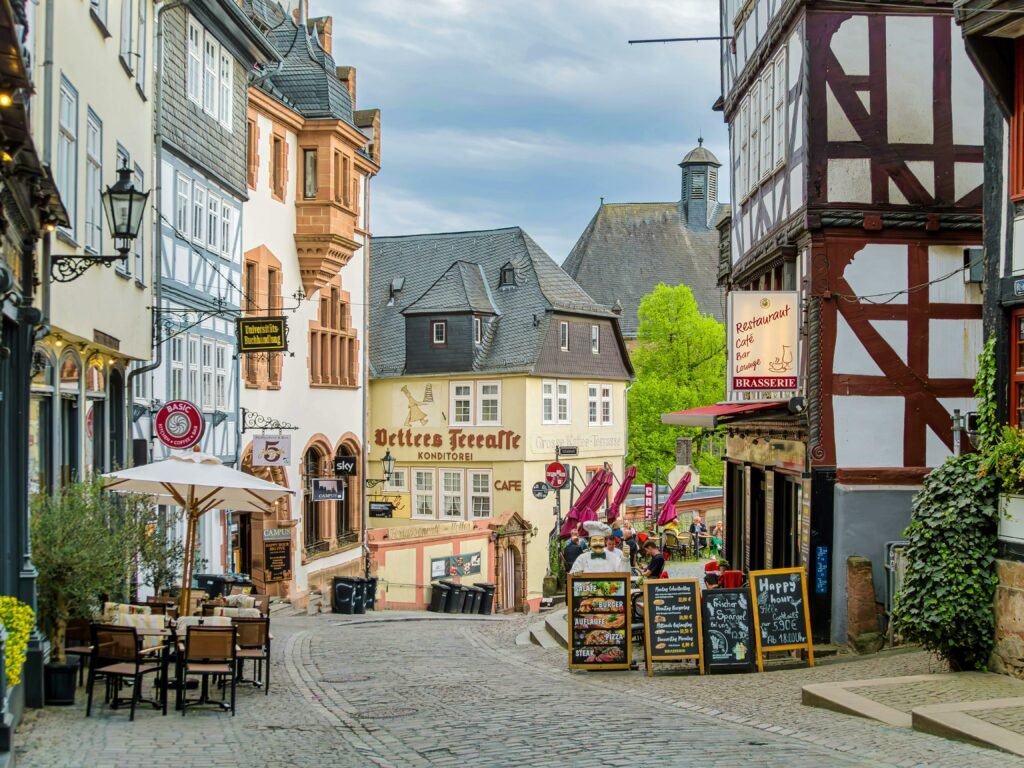 Marburg setzt sein erfolgreiches Programm fort und vergibt weitere 50 Prämien für die einjährige Abmeldung eines Privatfahrzeugs, um nachhaltige Mobilität zu fördern und die lokale Wirtschaft zu stärken.