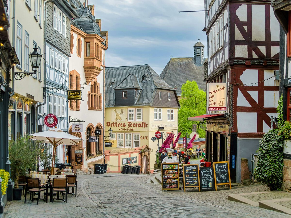 Marburg setzt sein erfolgreiches Programm fort und vergibt weitere 50 Prämien für die einjährige Abmeldung eines Privatfahrzeugs, um nachhaltige Mobilität zu fördern und die lokale Wirtschaft zu stärken.