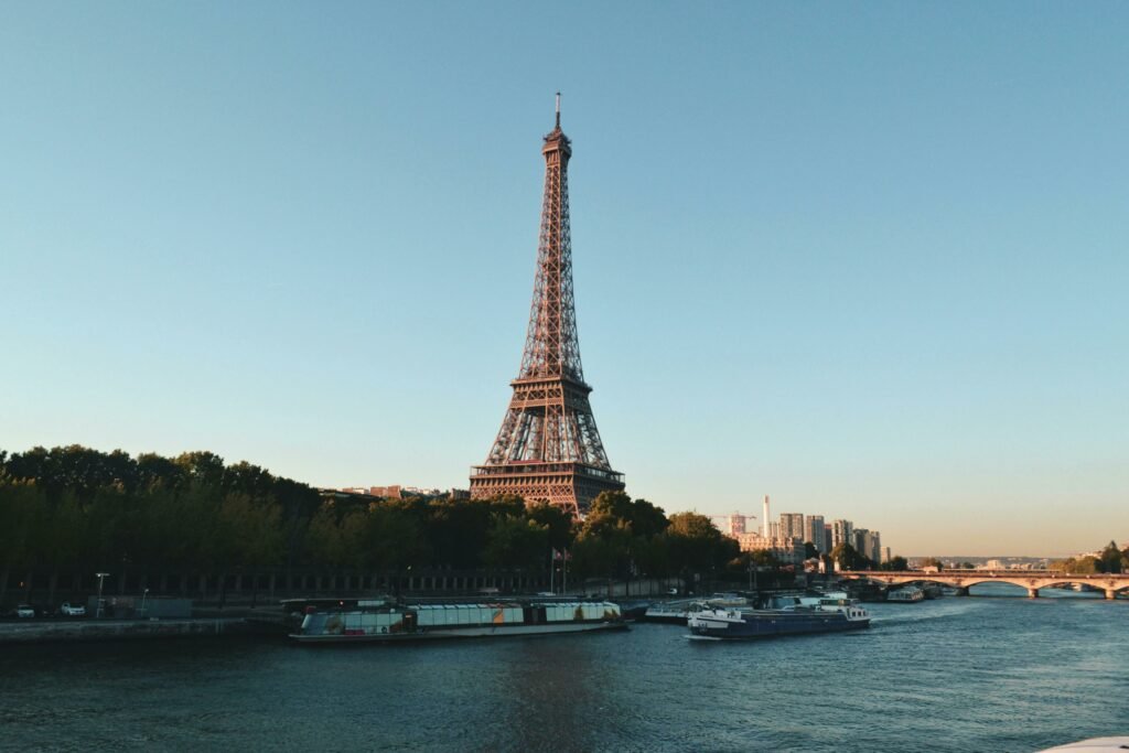 Paris entsiegelt den Rathausvorplatz und pflanzt einen Stadtwald.