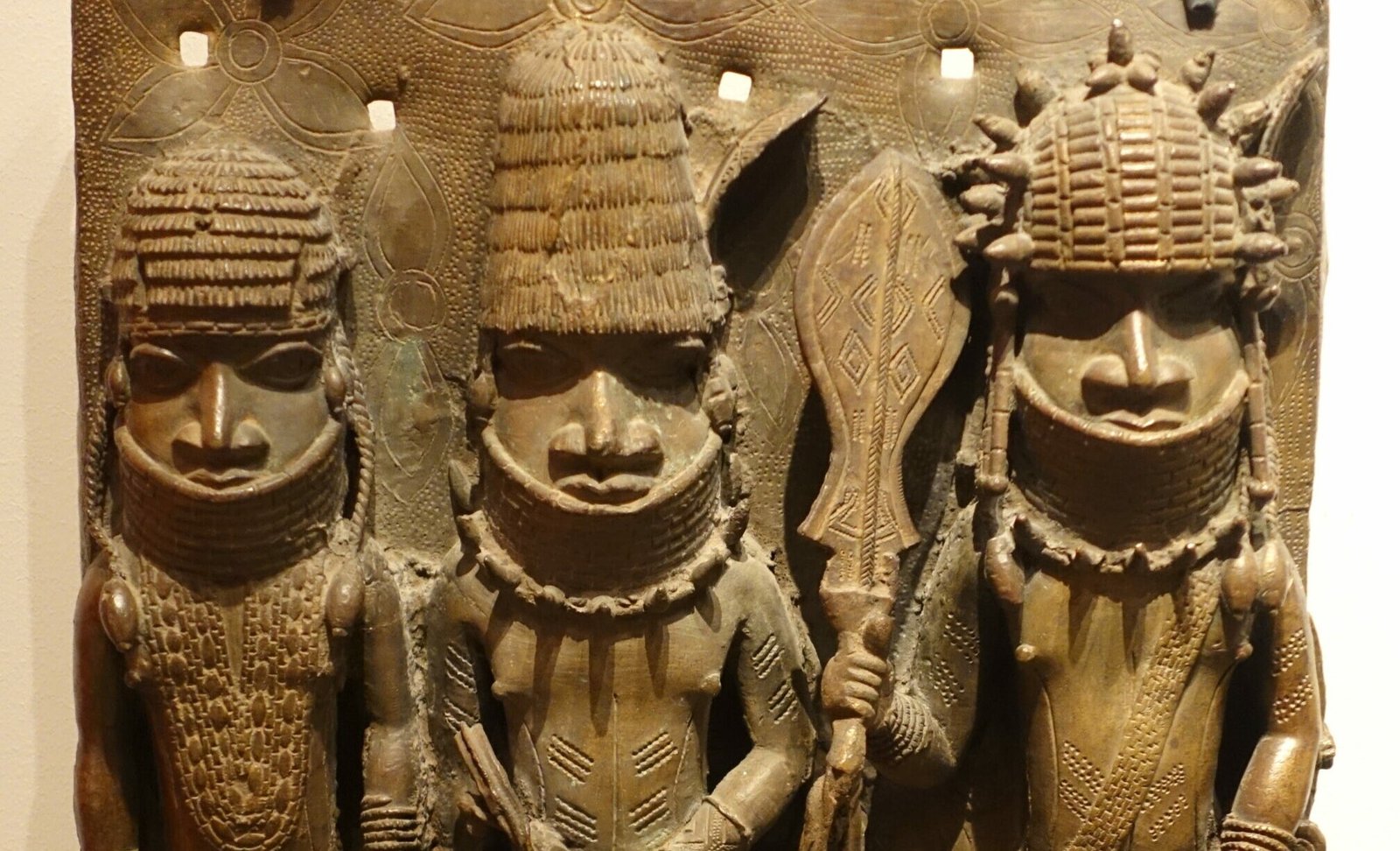 Die Rückgabe geraubter Kulturgüter war lange ein Streitpunkt zwischen ehemaligen Kolonialmächten und Herkunftsgesellschaften. Doch endlich bewegt sich etwas in Sachen Restitution. Museen und Regierungen beginnen, Verantwortung zu übernehmen. Bedeutende Objekte kehren zurück, und mit ihnen wächst die Hoffnung auf eine gerechtere Aufarbeitung der Geschichte. Ist dies der Anfang eines Wandels? Die Rückgabe geraubter Kulturgüter war lange ein Streitpunkt zwischen ehemaligen Kolonialmächten und Herkunftsgesellschaften. Doch endlich bewegt sich etwas in Sachen Restitution. Museen und Regierungen beginnen, Verantwortung zu übernehmen. Bedeutende Objekte kehren zurück, und mit ihnen wächst die Hoffnung auf eine gerechtere Aufarbeitung der Geschichte. Ist dies der Anfang eines Wandels?