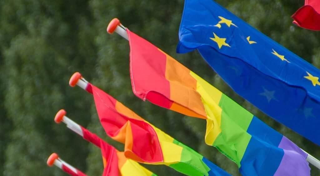Regenbogenflagge und europäische Flagge. Regenbogenflagge und europäische Flagge.
